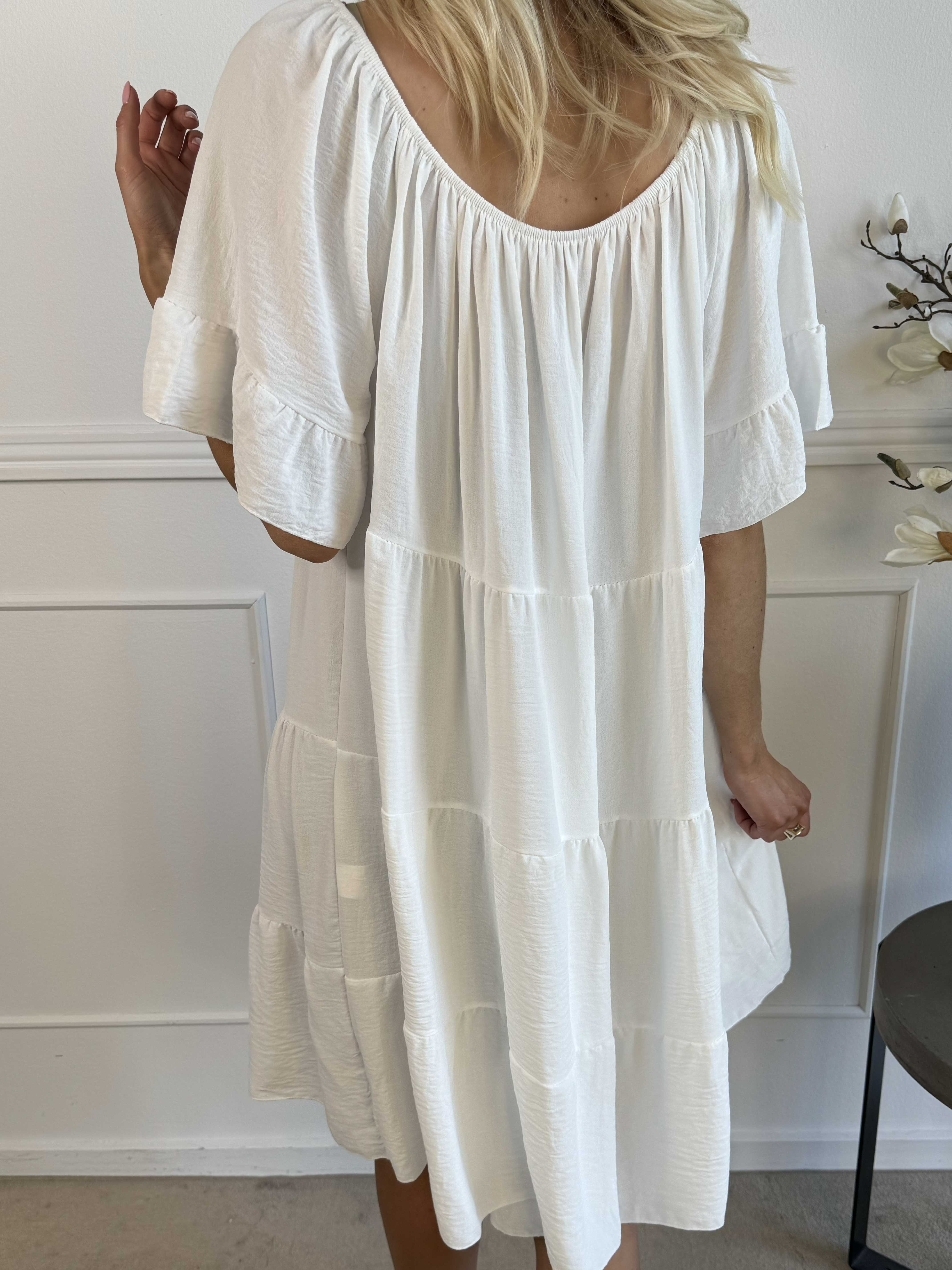 Murcia - Klänning i viskos med lager på lager och elastisk halsringning